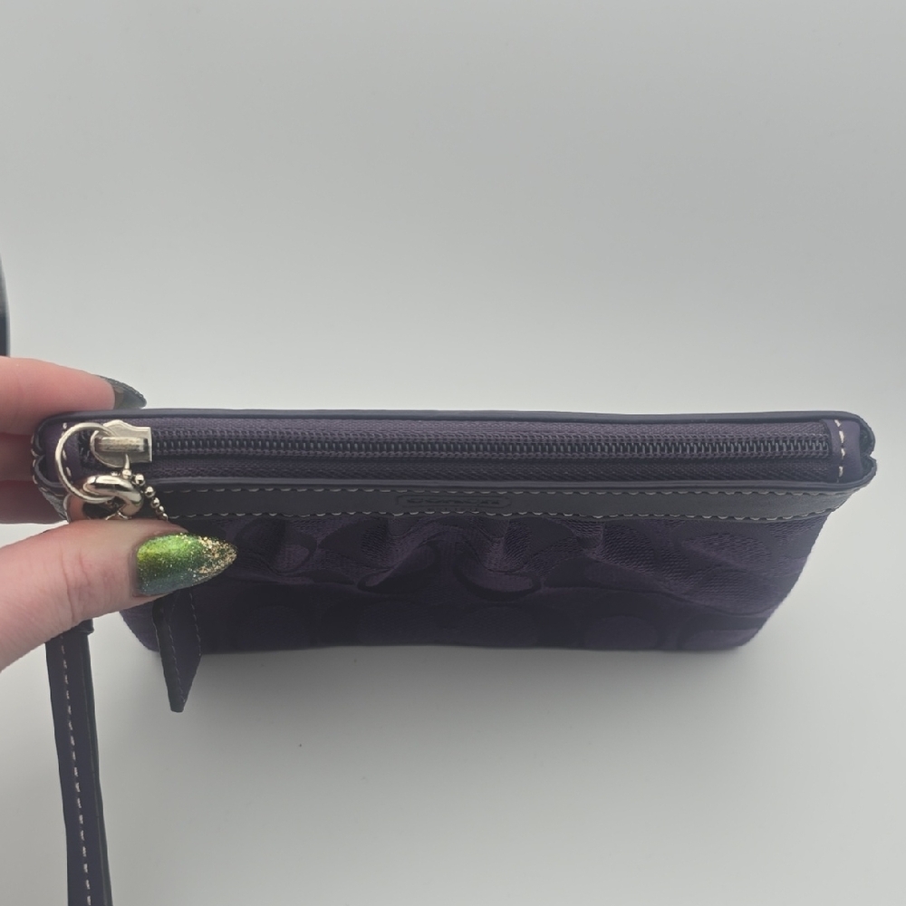 Coach Purple Signiture Monogram W/ Silver Hardware Wristlet W/ Hang Tag (NWOT)💜 - Picture 5 of 9